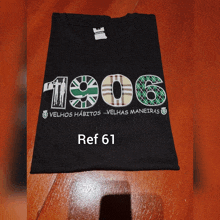 a black t-shirt that says 1906 velho habitos velhas maneiras