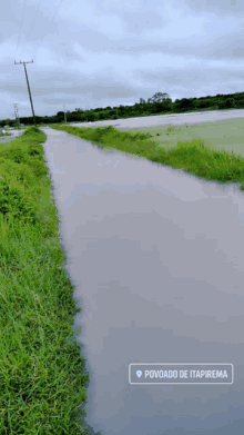 a picture of a flooded road with the words povoado de itapirama in the corner