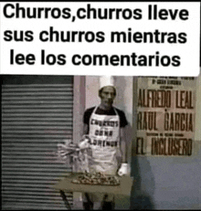 a man in an apron is standing in front of a sign that says churros churros lleva sus churros mientras lee los comentarios