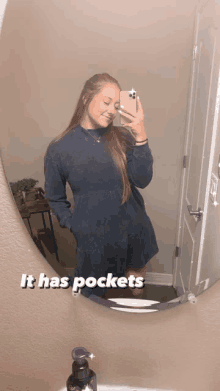 a woman taking a selfie in front of a mirror with the words it has pockets on the bottom