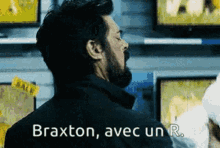 a man with a beard says braxton avec un r