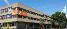 a large building with a sign that says het schoener on it