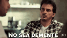 a man in a plaid shirt says no sea demente in spanish