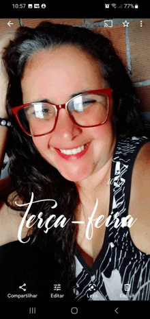 a woman wearing glasses and smiling with the word terça-feira written on the bottom