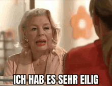 a woman says ich hab es sehr eilig while sitting at a table with another woman