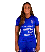 a woman wearing a blue shirt that says ' teknika arezzo & co minas '