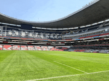 an empty soccer stadium with a sign that says " todo un equipo "