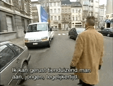 a man walking down a street with the words ik kan gerust tienduizend man aan jongens tegelijk