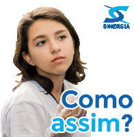 a girl is holding a piece of food in front of a sign that says " como assim "