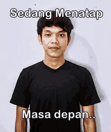 a man wearing a black shirt with sedang menatap masa depan written above him