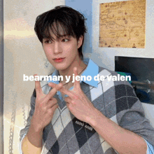 a young man making a heart with his hands and the words bearman y jeno de valen written above him