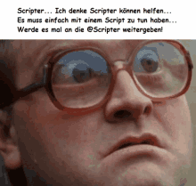 a close up of a man 's face with glasses and a caption that says scripter ich denke scripter können helfen