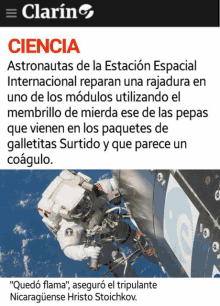 a screenshot of a clarin article with a picture of an astronaut in space