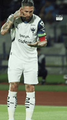 a soccer player wearing a jersey that says bbva cudere