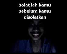 a man is smiling in the dark with the words " solat lah kamu sebelum kamu disolatkan " written above him