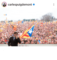 a picture of a man giving a speech in front of a crowd with the name carlespuigdemont on the bottom