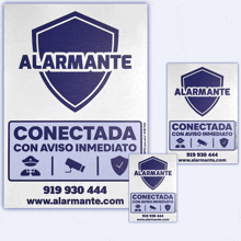 several signs for alarmante are displayed on a table