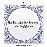 a blue and white tile with the words men kan beter kort branden dan lang gloeien on it