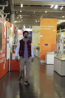 a man is walking through a museum with a sign that says sur le champ du travail