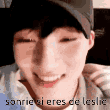 a close up of a person 's face with the words sonrie si eres de leslie written below it