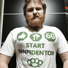 a man with a beard is wearing a white shirt that says start konfidenton