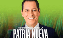 a man in a suit and tie is smiling in front of a green background that says " construyamos juntos la patria nueva "