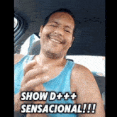 a man sitting in a car with the words show d ++ sensacional written below him