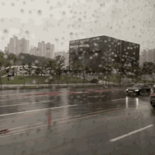 a rainy street with a building in the background that says ' seoul '