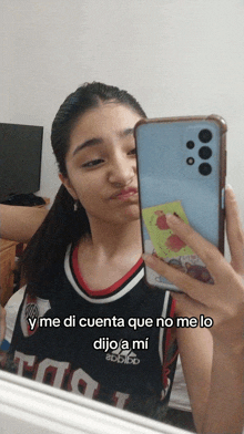 a girl taking a picture of herself in a mirror with the words y me di cuenta que no me lo