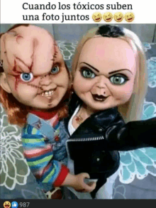 two dolls are taking a selfie together with the caption " cuando los toxicos suben una foto juntos "