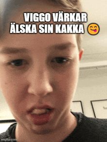 a young boy making a funny face with the words viggo varkar alska sin kakka written above him