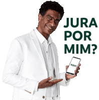 a man in a white suit is holding a cell phone with the words " jura por mim " behind him