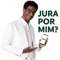 a man in a white suit is holding a cell phone with the words " jura por mim " behind him