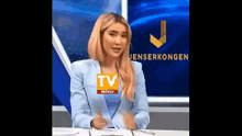 a female news anchor is wearing a shirt that says tv molv on it