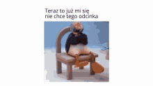 a cartoon of a man sitting in a chair with the words teraz to już mi się nie chce tego odcinka below him