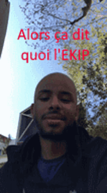 a man taking a selfie with the words " alors ca dit quoi l' ekip " written above him