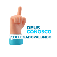 a hand pointing up with the words deus conosco below it