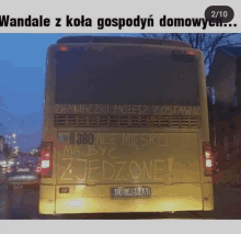 a yellow bus with a sign on the back that says z jedzone