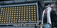 a man in a suit and hat is standing in front of a keyboard that says e eu sou so o leon