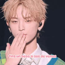 a close up of a person 's face with the words tira un beso si sos de venus below it