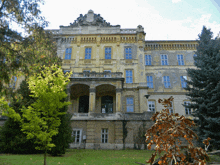 a large building with a coat of arms on top of it that says ' hungary ' on it