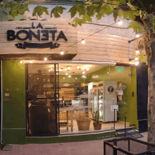 a store front with a sign that says " la boneta "