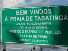 a green sign that says bem vindos a praia de tabatinga on it