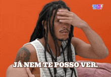 a man with dreadlocks covering his face with his hand and the words ja nem te posso ver