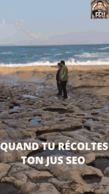 a couple standing on a rocky beach with the words " quand tu recoltes ton jus seo " on the bottom