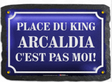 a blue street sign that says place du king arcadia c'est pas moi