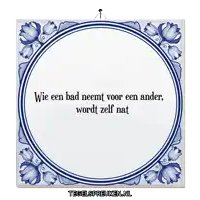 a blue and white tile with the words wie een bad neemt voor een ander on it
