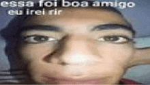 a close up of a man 's face with the words `` essa foi boa amigo eu irei rir '' written above it .