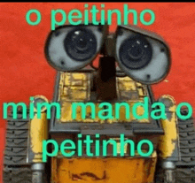 wall e from the movie wall e is sitting on a red carpet and says `` o peitinho mim manda o peitinho ''