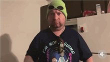 a man wearing a shirt that says ' i 'm not arguing ' on it